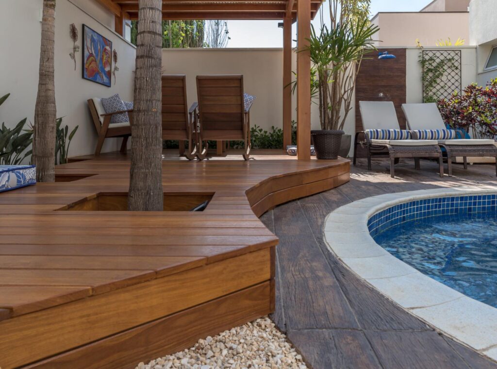 An small elevated Ipe deck beside a curved pool