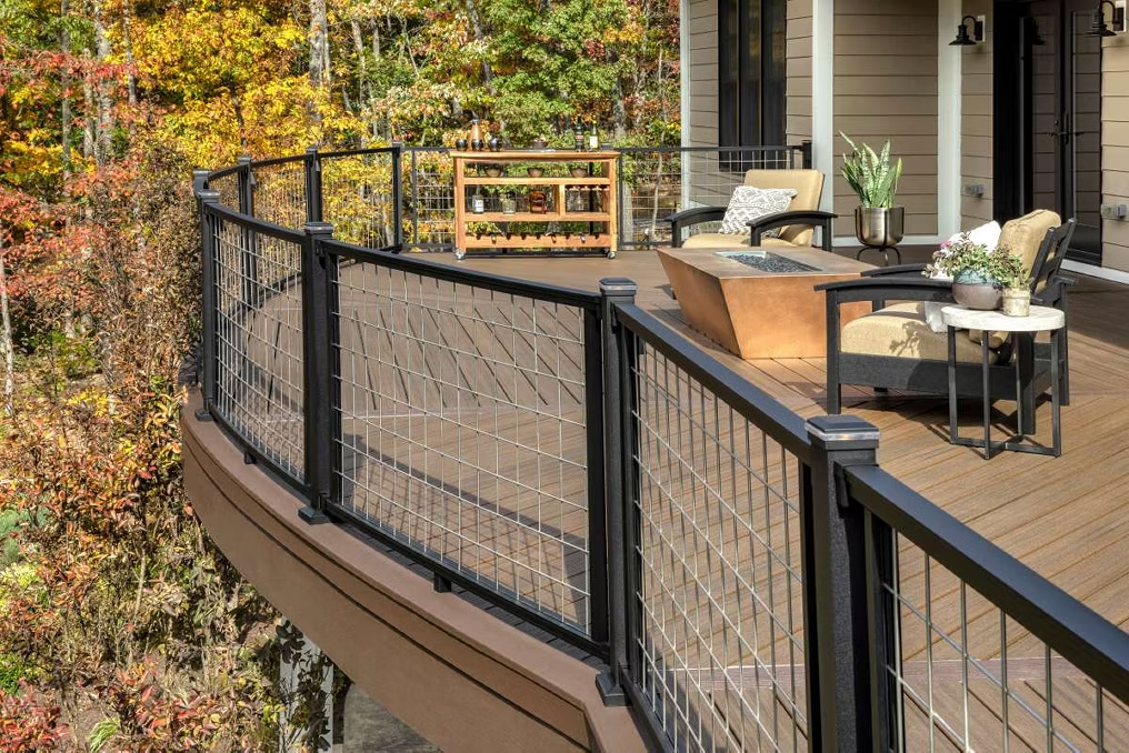 Curved Trex deck railing for a smooth, flowing design.