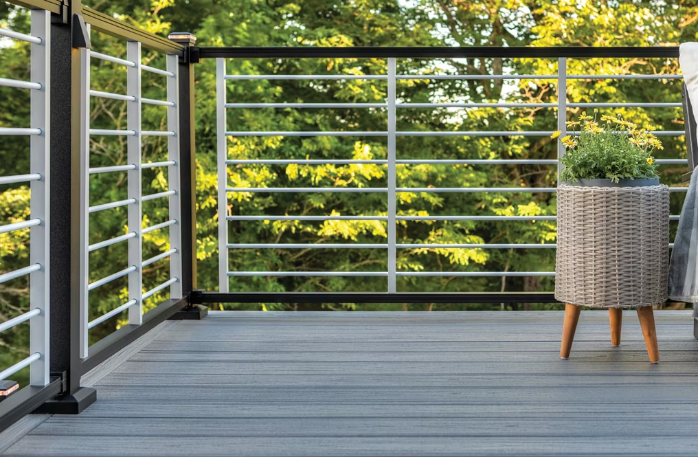 Dark Trex railing with white rod rail infill for a bold, high-contrast design.